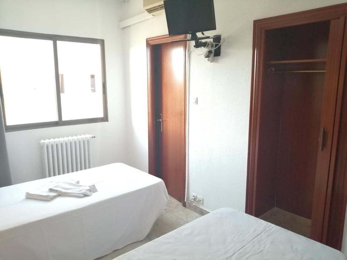 Hostal Jaime I Huesca Bagian luar foto
