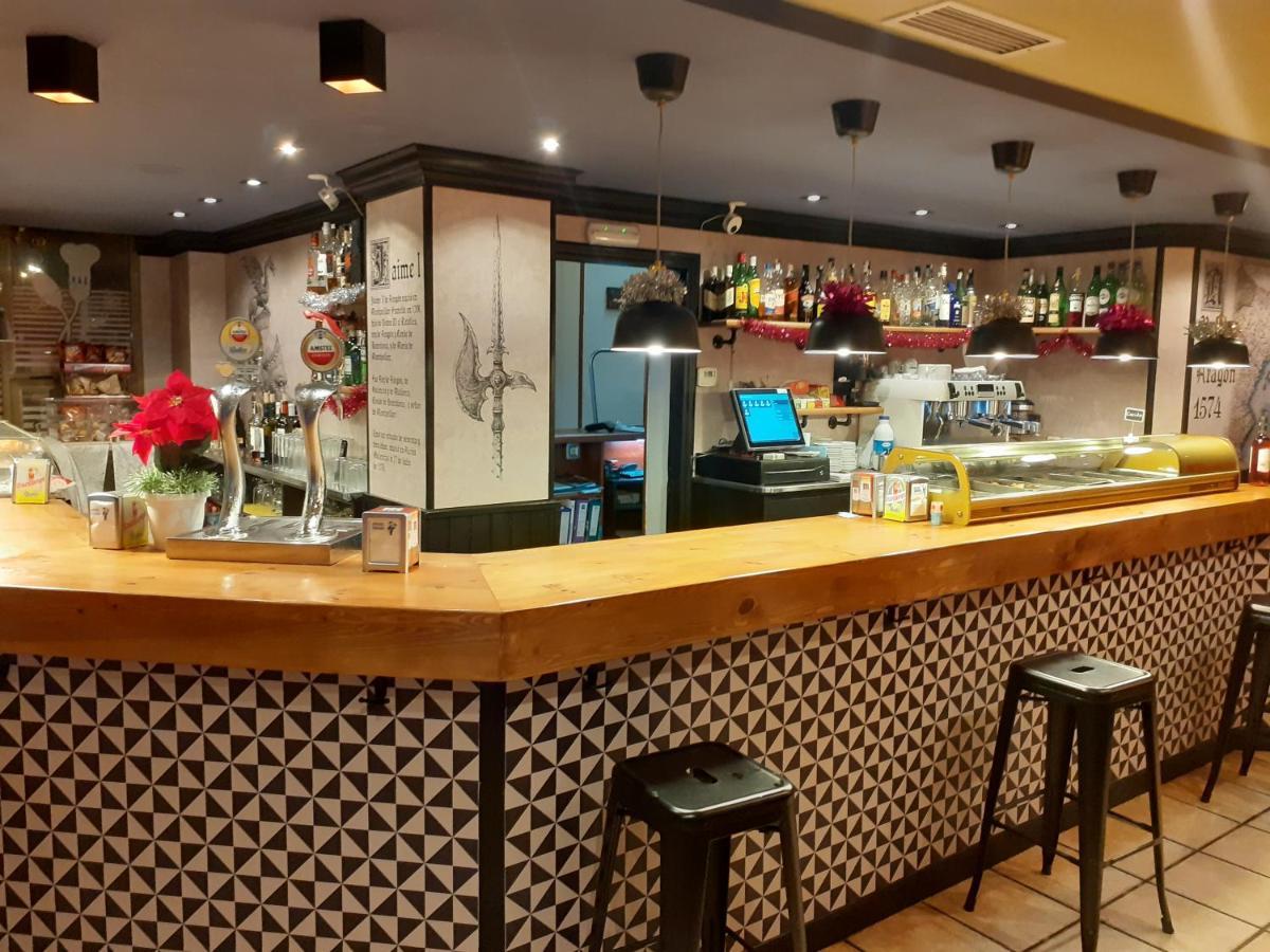 Hostal Jaime I Huesca Bagian luar foto